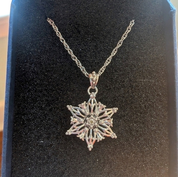 Bradford Exchange "Unique As A Snowflake" diamond pendant in sterling silver - Picture 8 of 9
